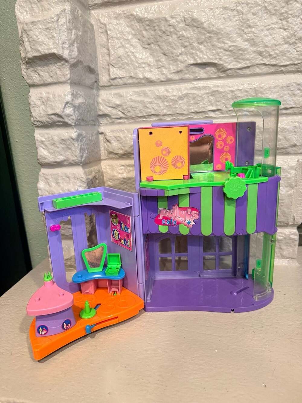 2004 Mattel Polly Pocket Mini Mall Polly's Cafe Fold-Out Playset